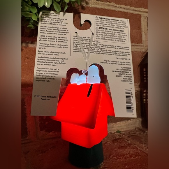 Hallmark Peanuts Snoopy on Doghouse with Light Ornament - Picture 10 of 10